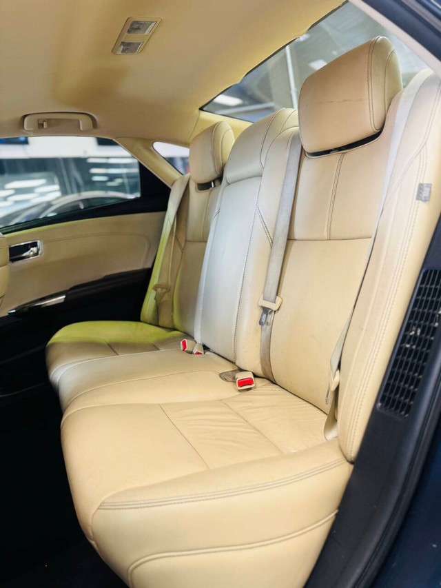 Toyota Avalon Hybrid Vehicle Full-screen Gallery Image 12