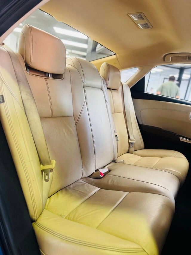 Toyota Avalon Hybrid Vehicle Full-screen Gallery Image 13