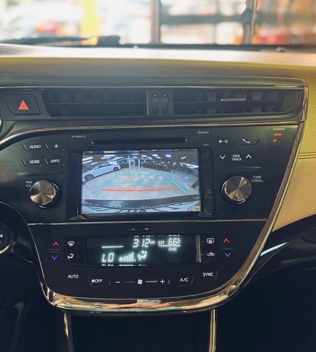 Toyota Avalon Hybrid Vehicle Full-screen Gallery Image 14