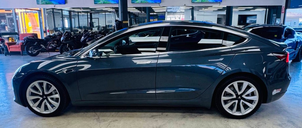 Tesla Model 3 Vehicle Full-screen Gallery Image 03