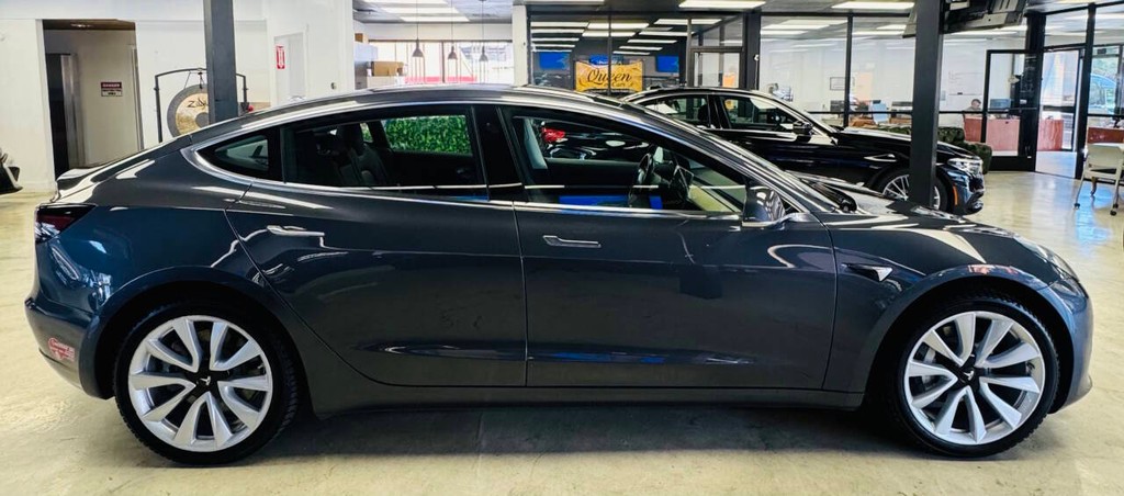 Tesla Model 3 Vehicle Full-screen Gallery Image 04