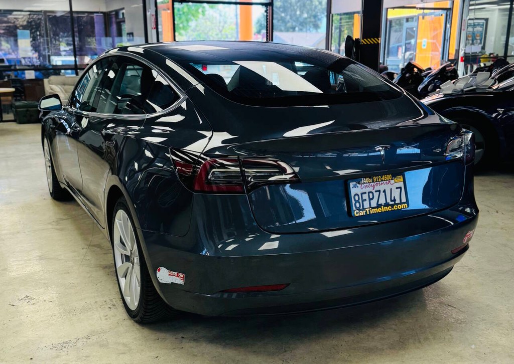 Tesla Model 3 Vehicle Full-screen Gallery Image 06