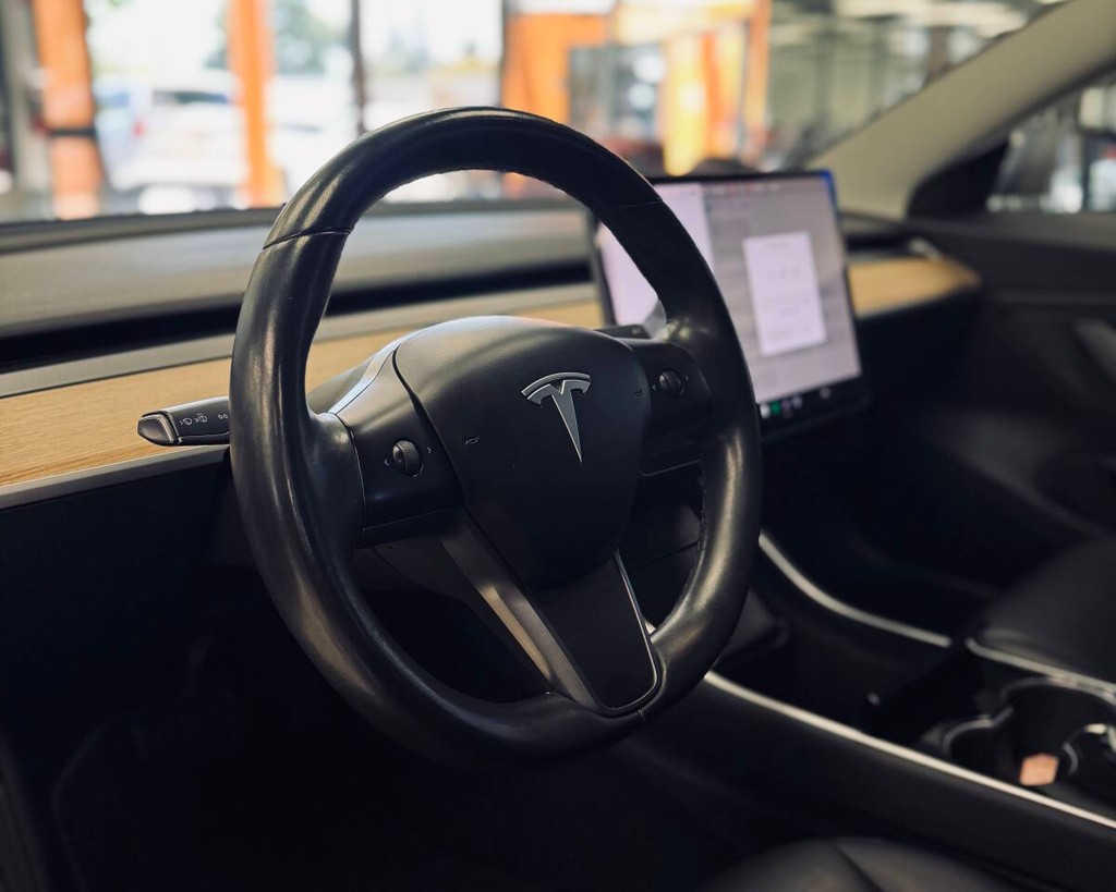 Tesla Model 3 Vehicle Full-screen Gallery Image 10