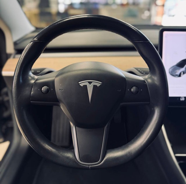 Tesla Model 3 Vehicle Full-screen Gallery Image 09