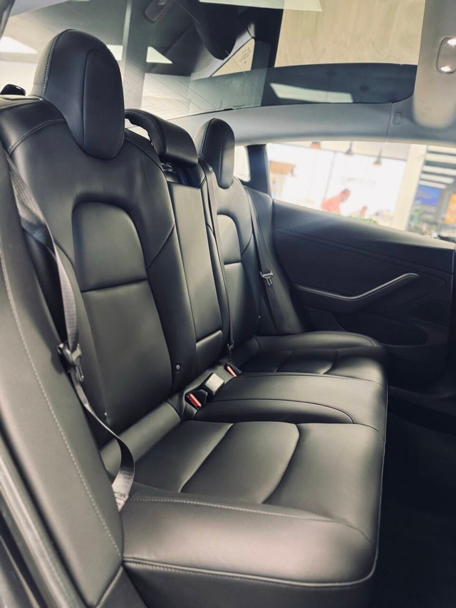 Tesla Model 3 Vehicle Full-screen Gallery Image 15