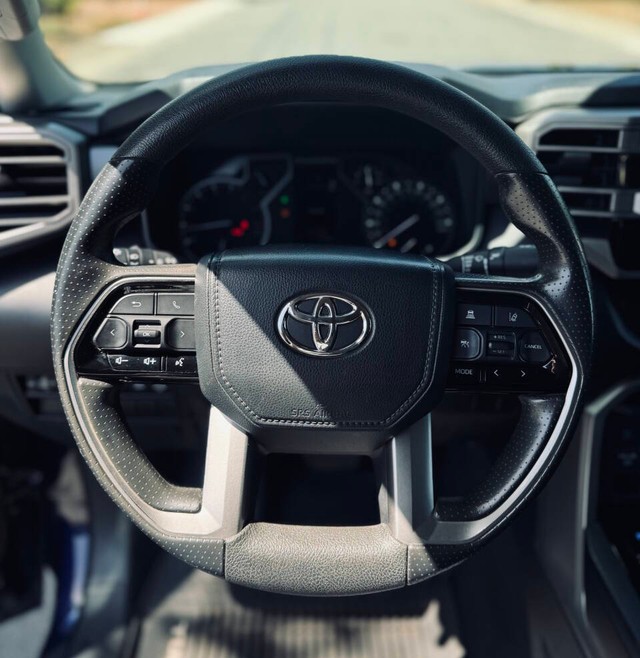 Toyota Tundra Vehicle Full-screen Gallery Image 09