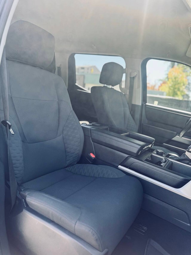 Toyota Tundra Vehicle Full-screen Gallery Image 15