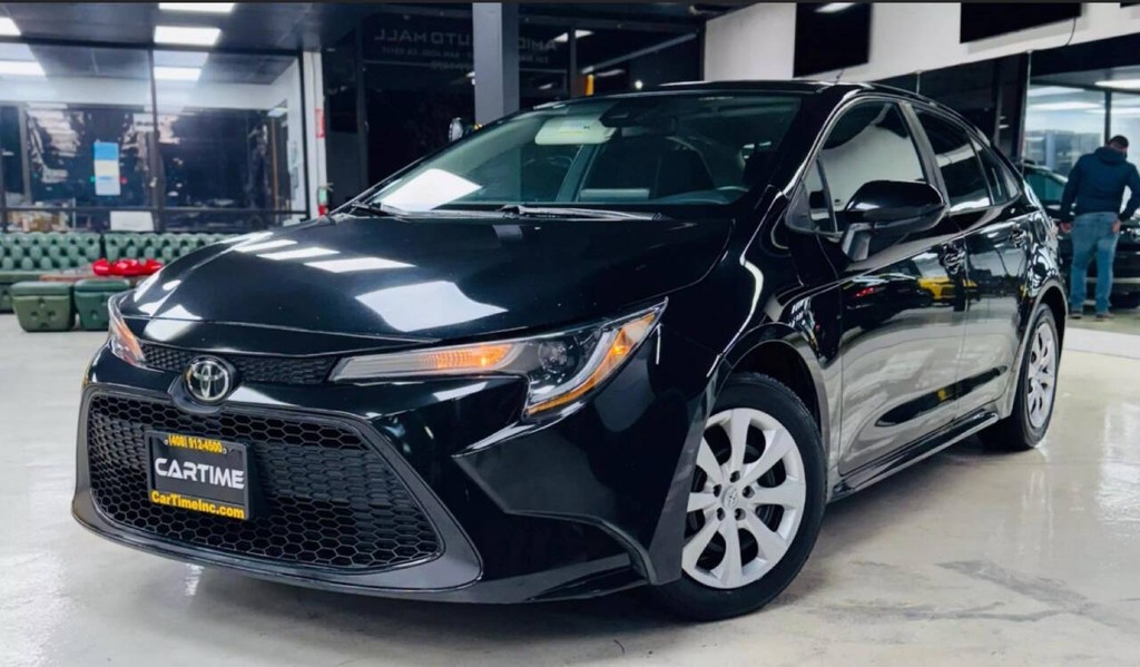 Toyota Corolla Vehicle Full-screen Gallery Image 02