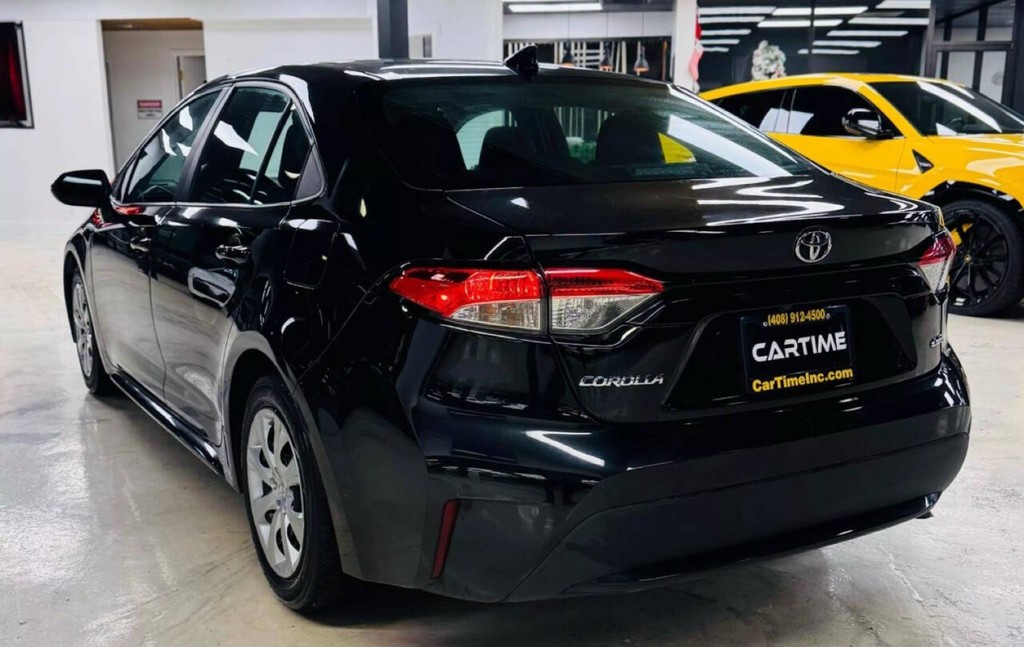 Toyota Corolla Vehicle Full-screen Gallery Image 06