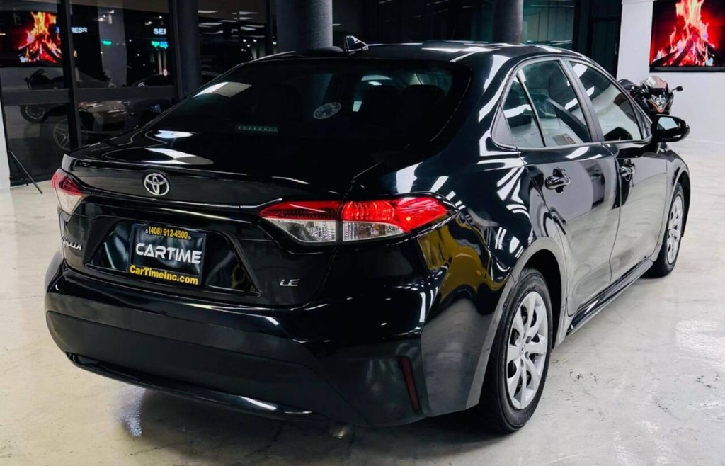 Toyota Corolla Vehicle Full-screen Gallery Image 07