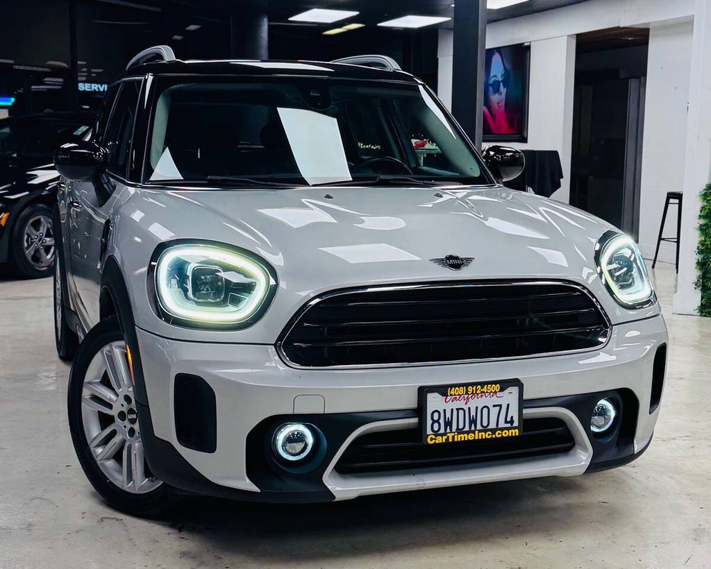 MINI Countryman Vehicle Full-screen Gallery Image 02