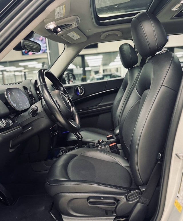 MINI Countryman Vehicle Full-screen Gallery Image 22