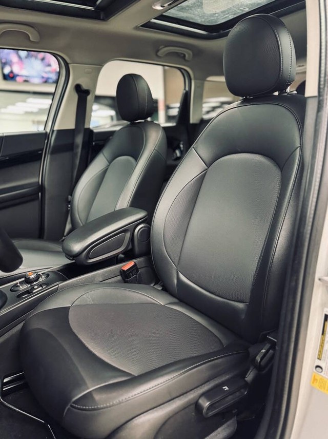 MINI Countryman Vehicle Full-screen Gallery Image 23