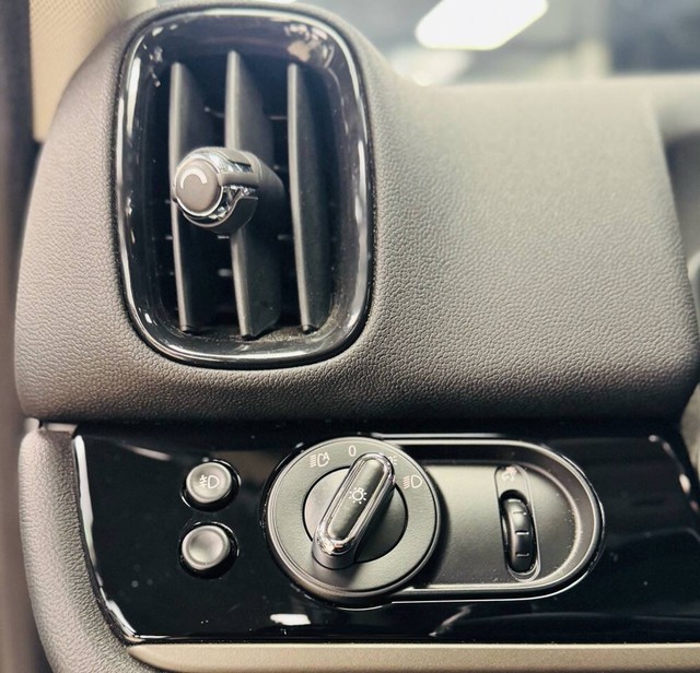 MINI Countryman Vehicle Full-screen Gallery Image 28