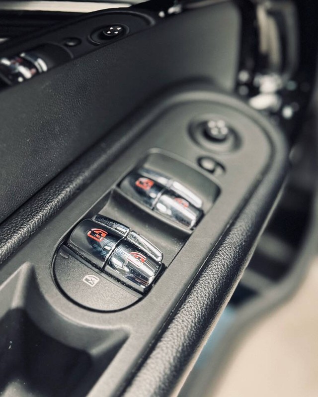 MINI Countryman Vehicle Full-screen Gallery Image 32