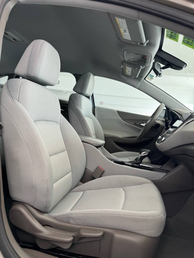 Chevrolet Malibu Vehicle Full-screen Gallery Image 23