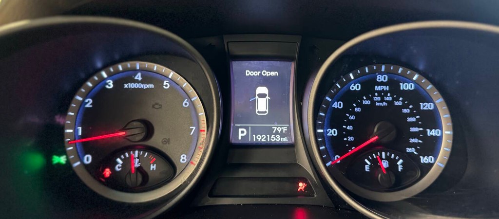 Hyundai Santa Fe Sport Vehicle Full-screen Gallery Image 15