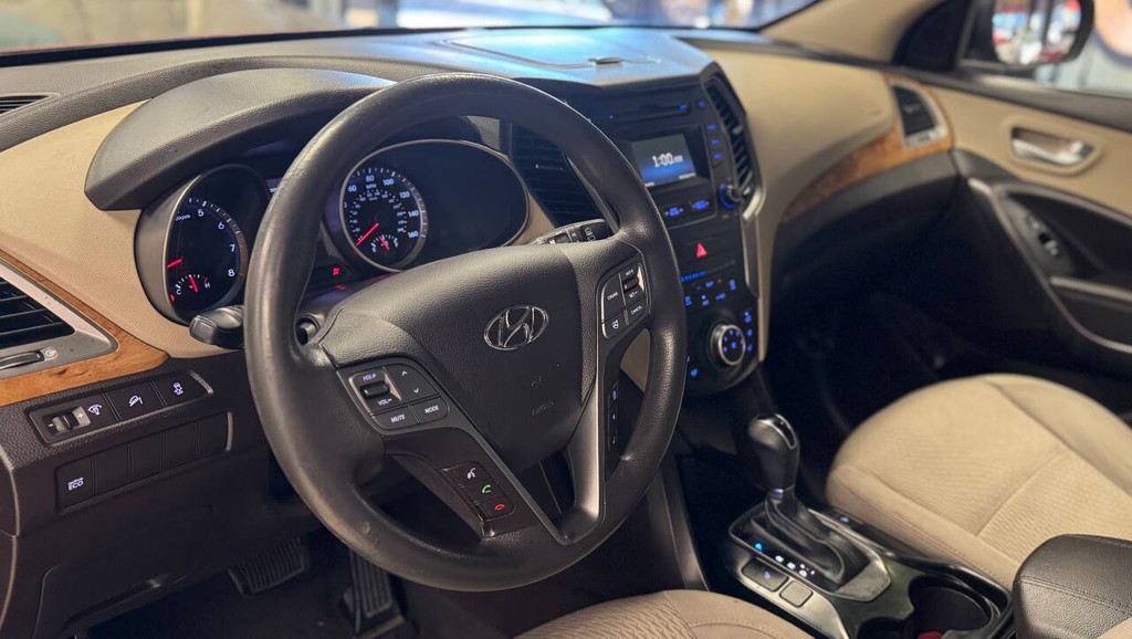 Hyundai Santa Fe Sport Vehicle Full-screen Gallery Image 16