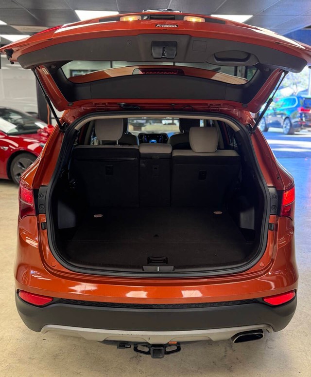 Hyundai Santa Fe Sport Vehicle Full-screen Gallery Image 11