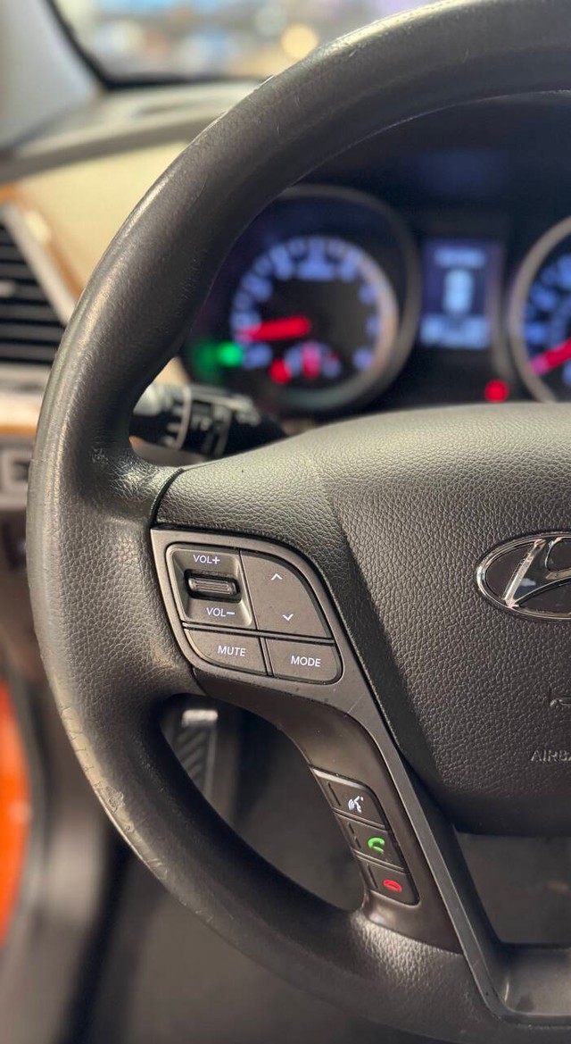 Hyundai Santa Fe Sport Vehicle Full-screen Gallery Image 12