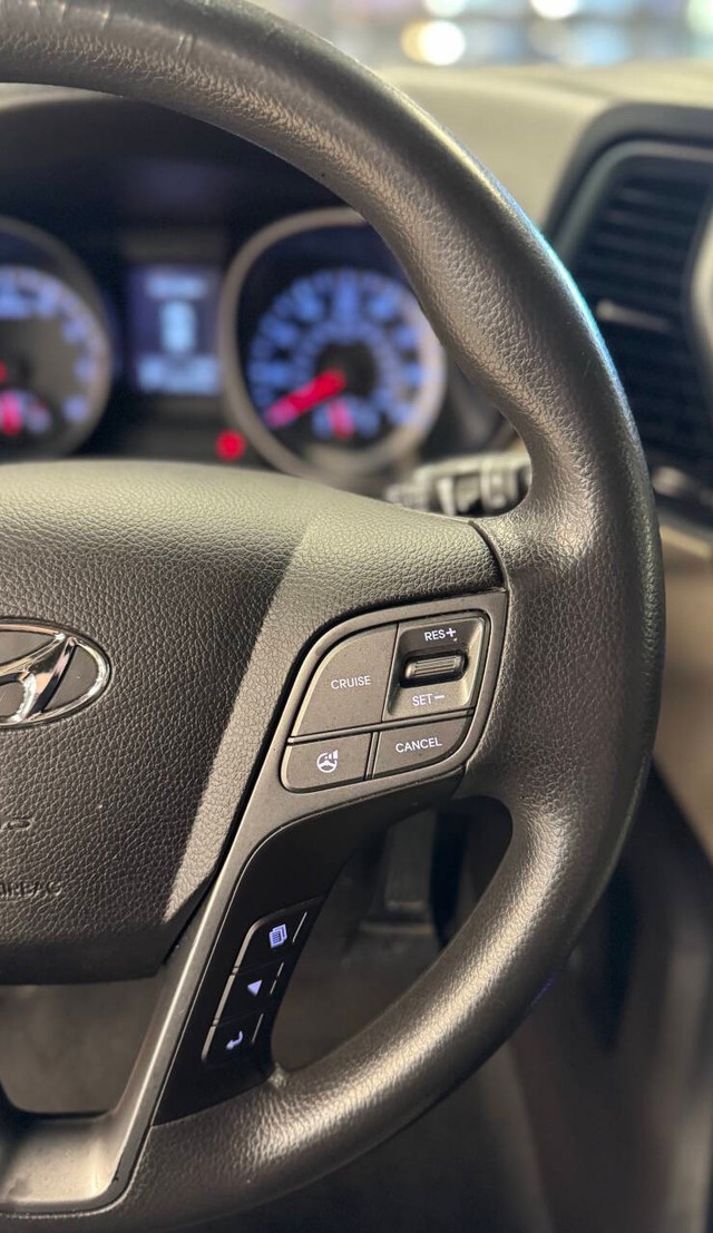 Hyundai Santa Fe Sport Vehicle Full-screen Gallery Image 13