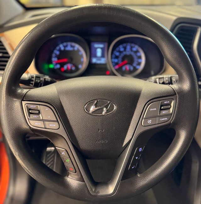 Hyundai Santa Fe Sport Vehicle Full-screen Gallery Image 14