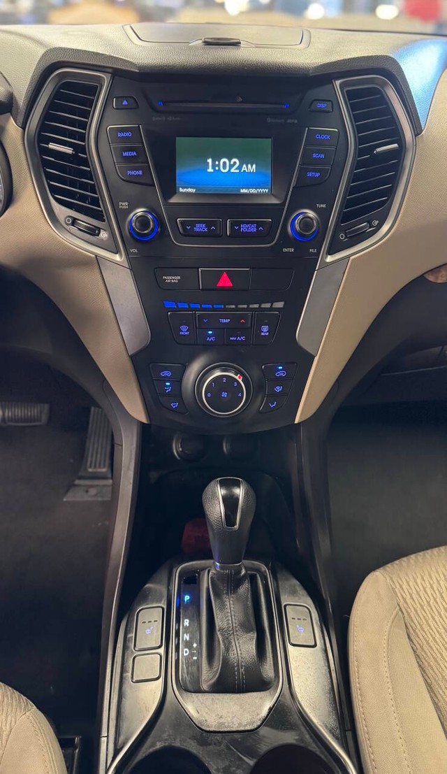 Hyundai Santa Fe Sport Vehicle Full-screen Gallery Image 17