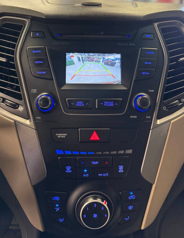 Hyundai Santa Fe Sport Vehicle Full-screen Gallery Image 18