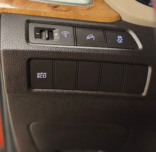 Hyundai Santa Fe Sport Vehicle Full-screen Gallery Image 20