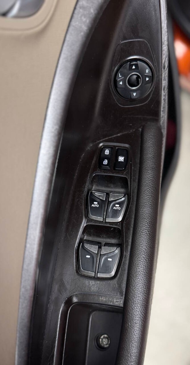 Hyundai Santa Fe Sport Vehicle Full-screen Gallery Image 21