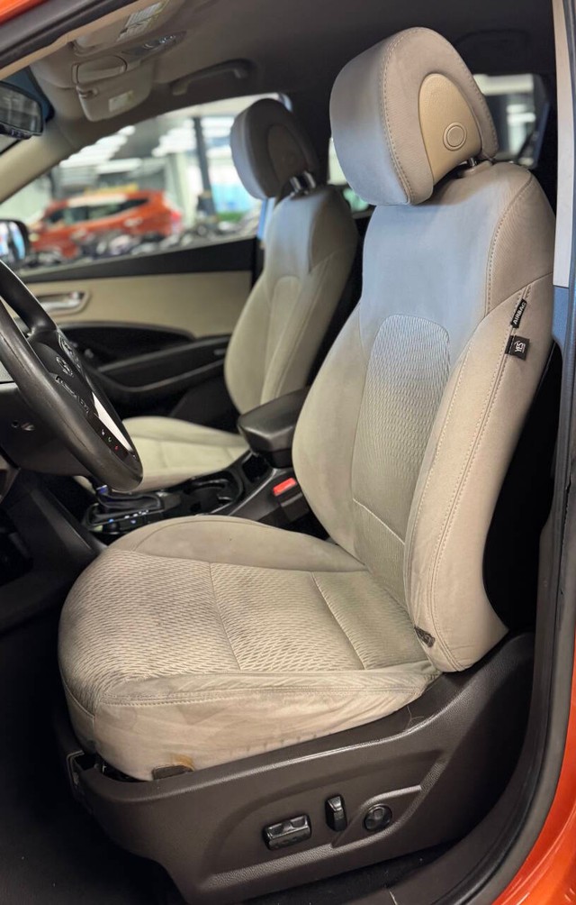 Hyundai Santa Fe Sport Vehicle Full-screen Gallery Image 22