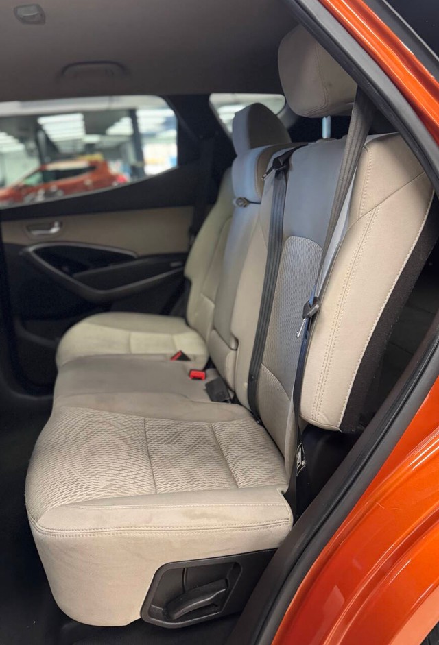 Hyundai Santa Fe Sport Vehicle Full-screen Gallery Image 23