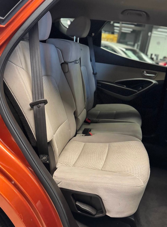 Hyundai Santa Fe Sport Vehicle Full-screen Gallery Image 24