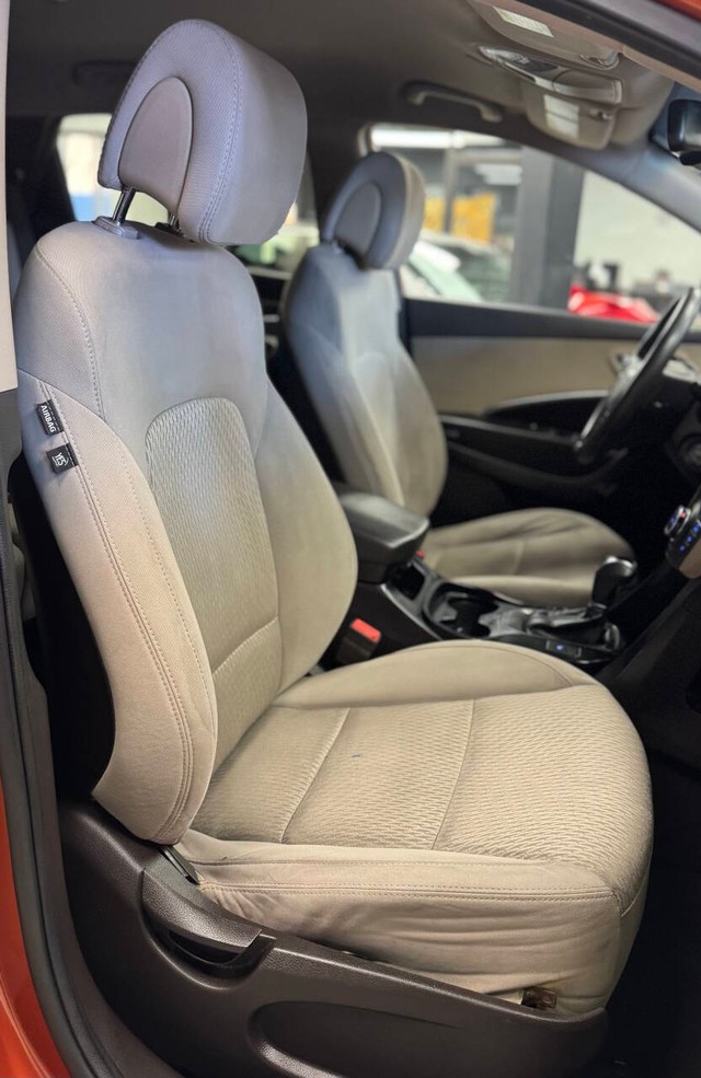 Hyundai Santa Fe Sport Vehicle Full-screen Gallery Image 25