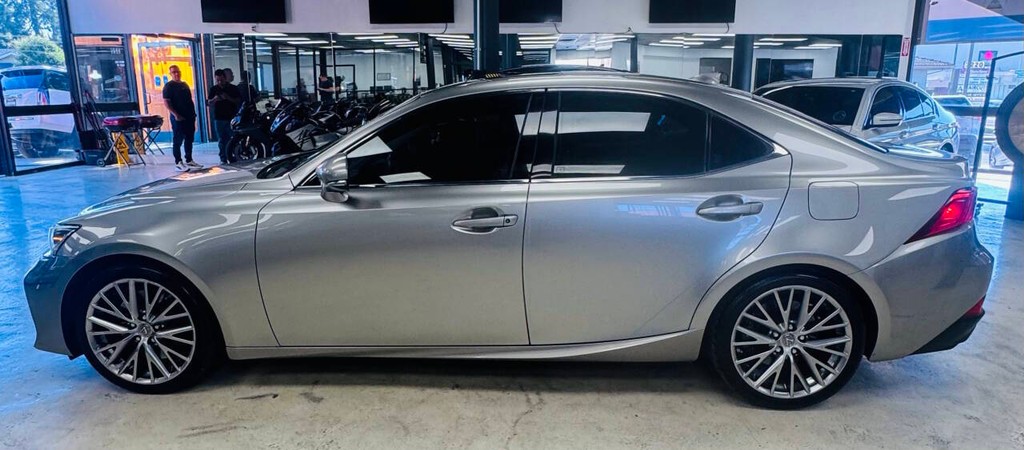 Lexus IS 300 Vehicle Full-screen Gallery Image 04