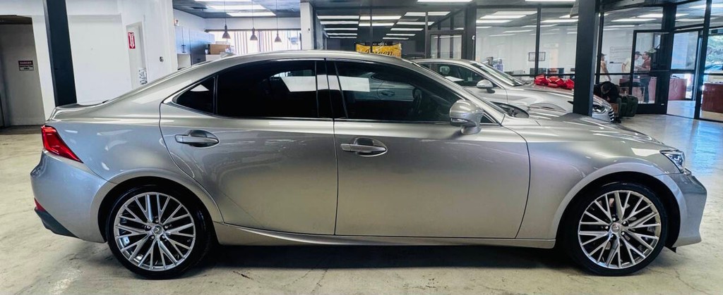 Lexus IS 300 Vehicle Full-screen Gallery Image 05