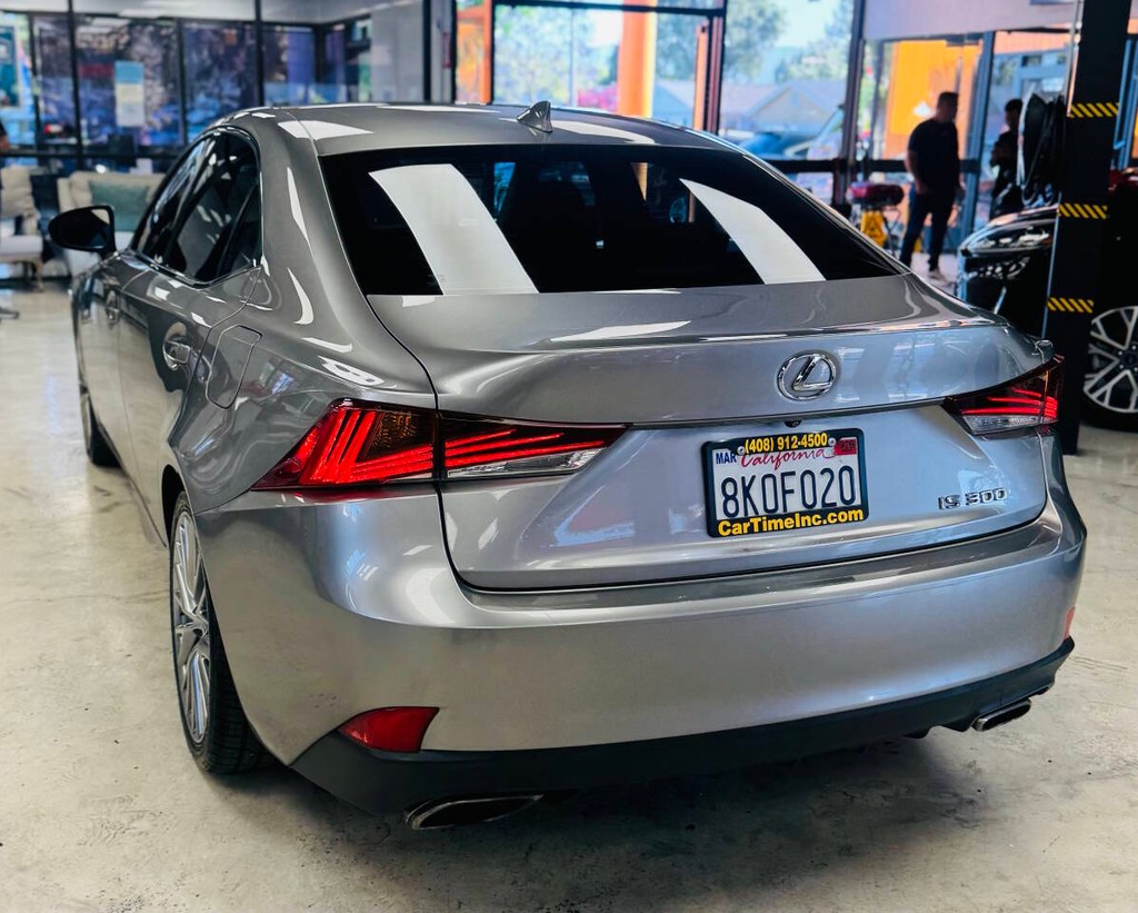 Lexus IS 300 Vehicle Full-screen Gallery Image 06