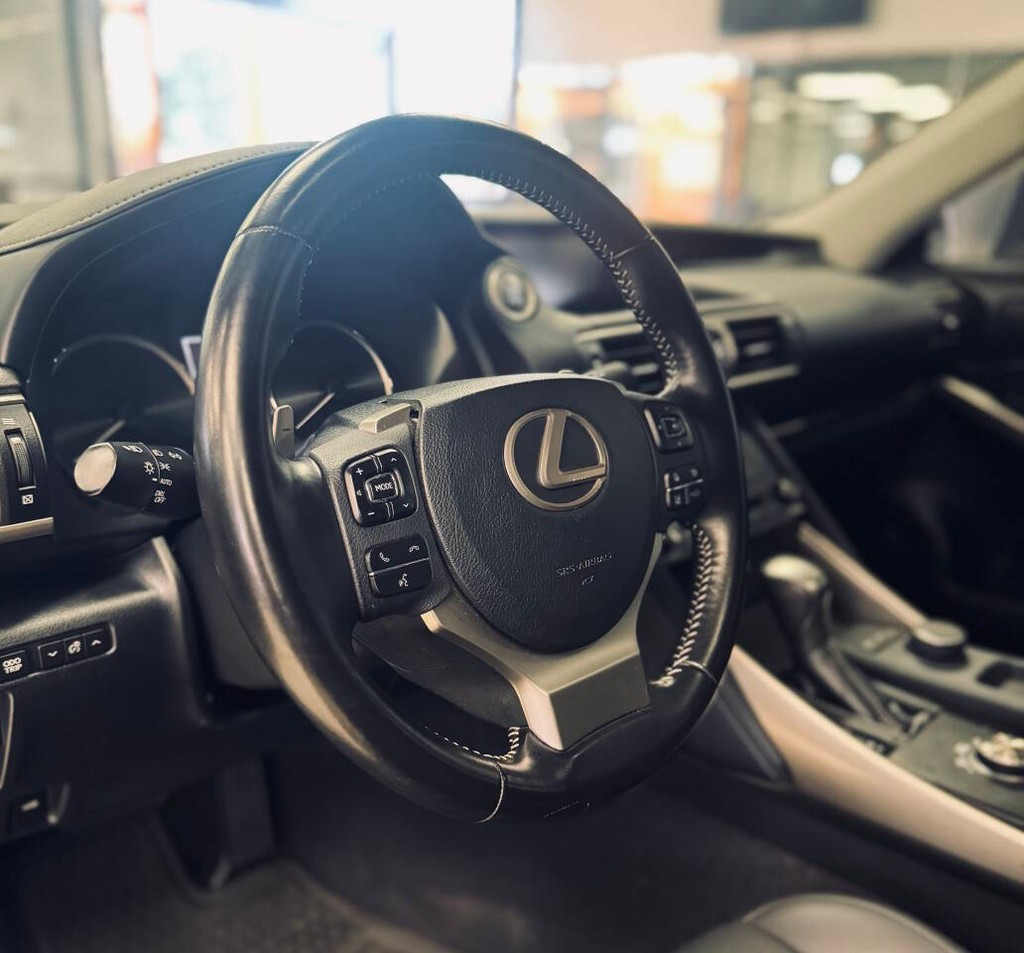 Lexus IS 300 Vehicle Full-screen Gallery Image 10