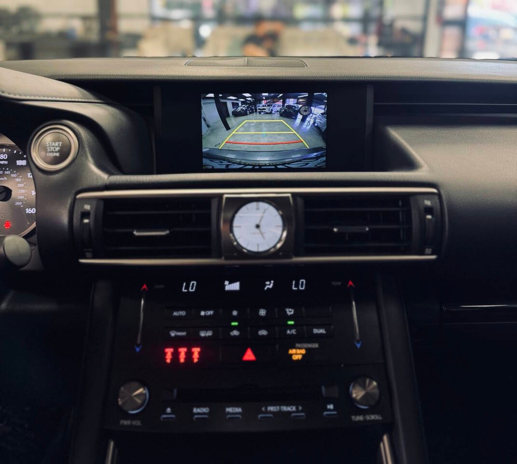 Lexus IS 300 Vehicle Full-screen Gallery Image 12