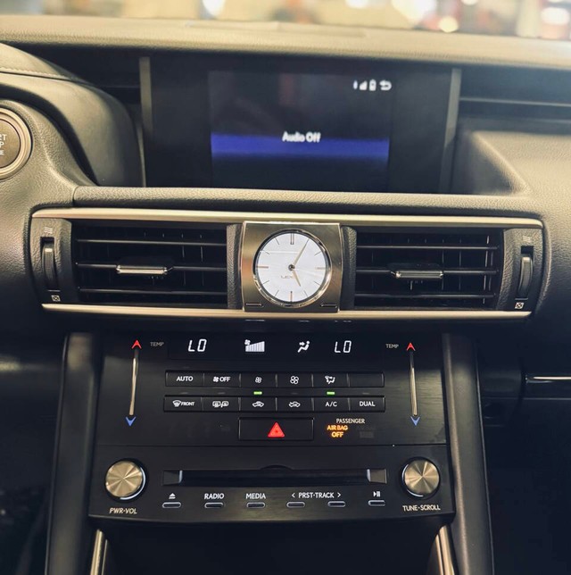 Lexus IS 300 Vehicle Full-screen Gallery Image 11