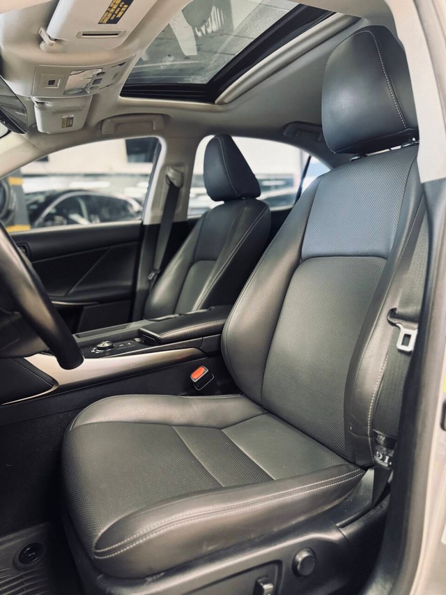 Lexus IS 300 Vehicle Full-screen Gallery Image 13