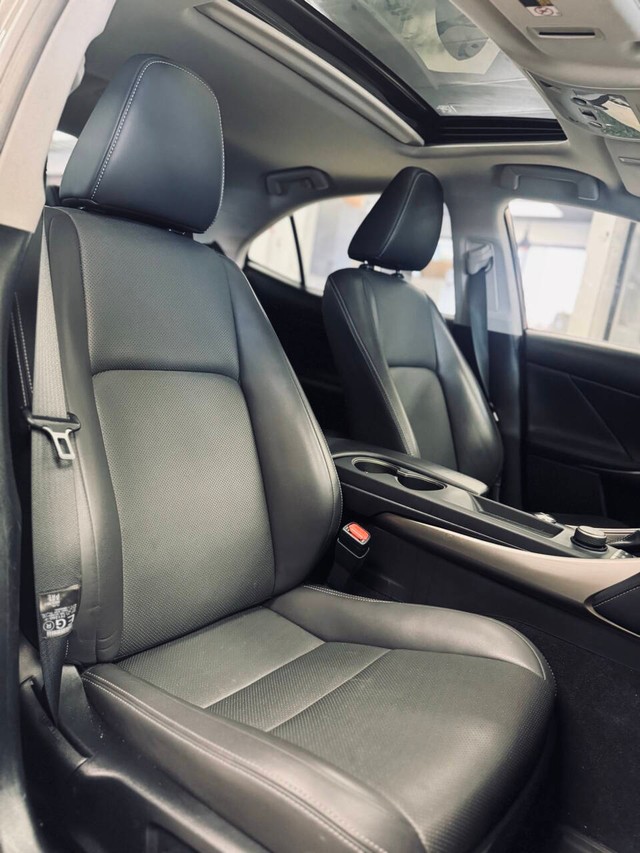 Lexus IS 300 Vehicle Full-screen Gallery Image 14