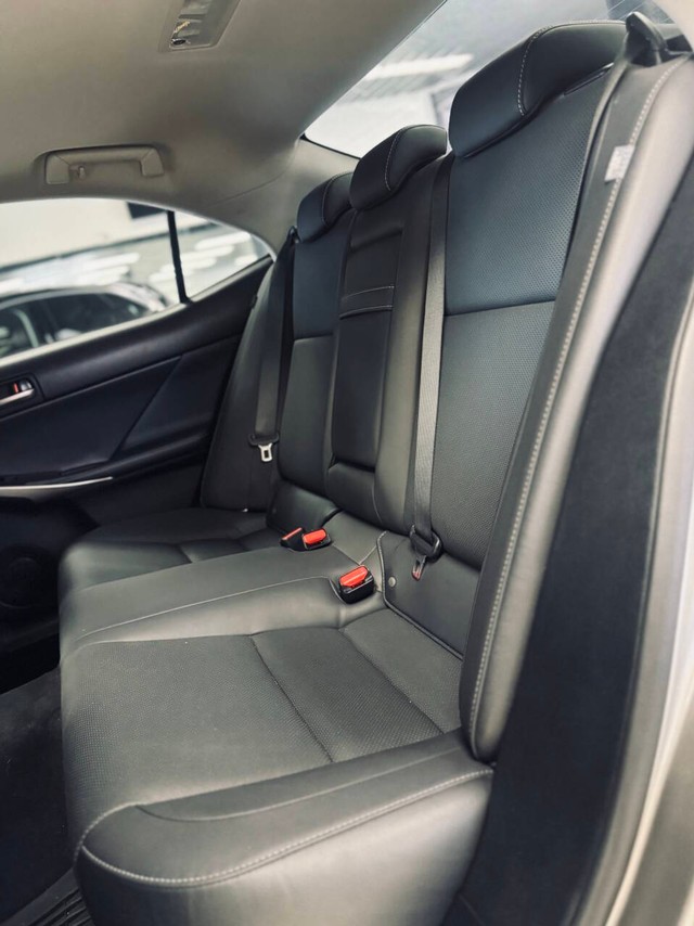 Lexus IS 300 Vehicle Full-screen Gallery Image 15