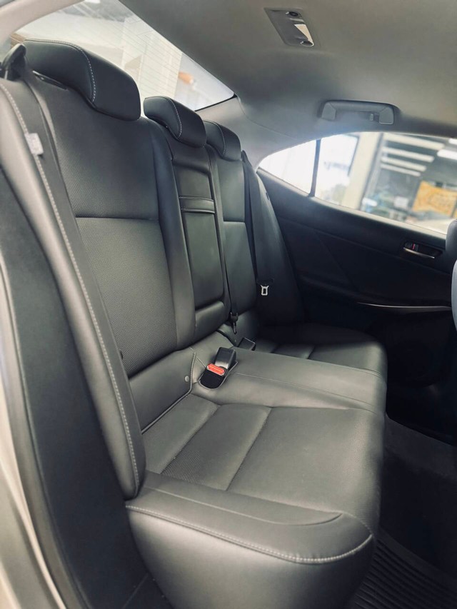 Lexus IS 300 Vehicle Full-screen Gallery Image 16