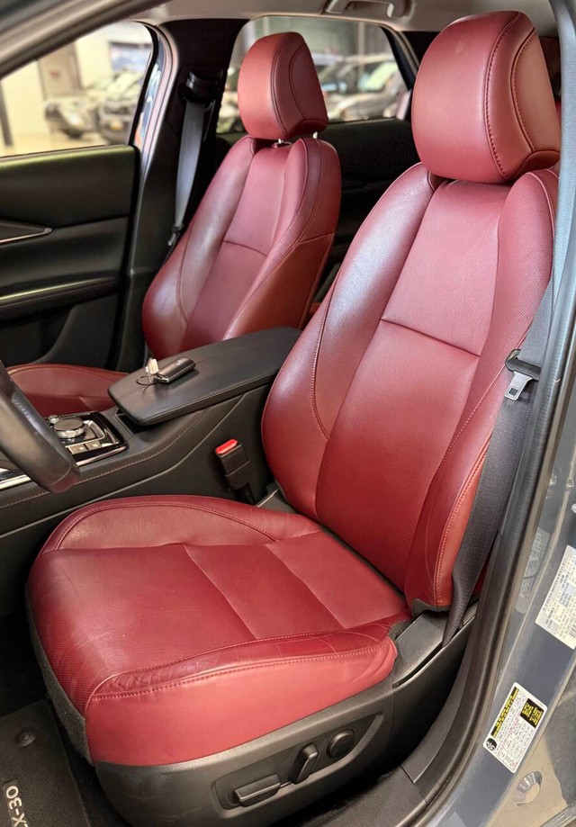 Mazda CX-30 Vehicle Full-screen Gallery Image 12