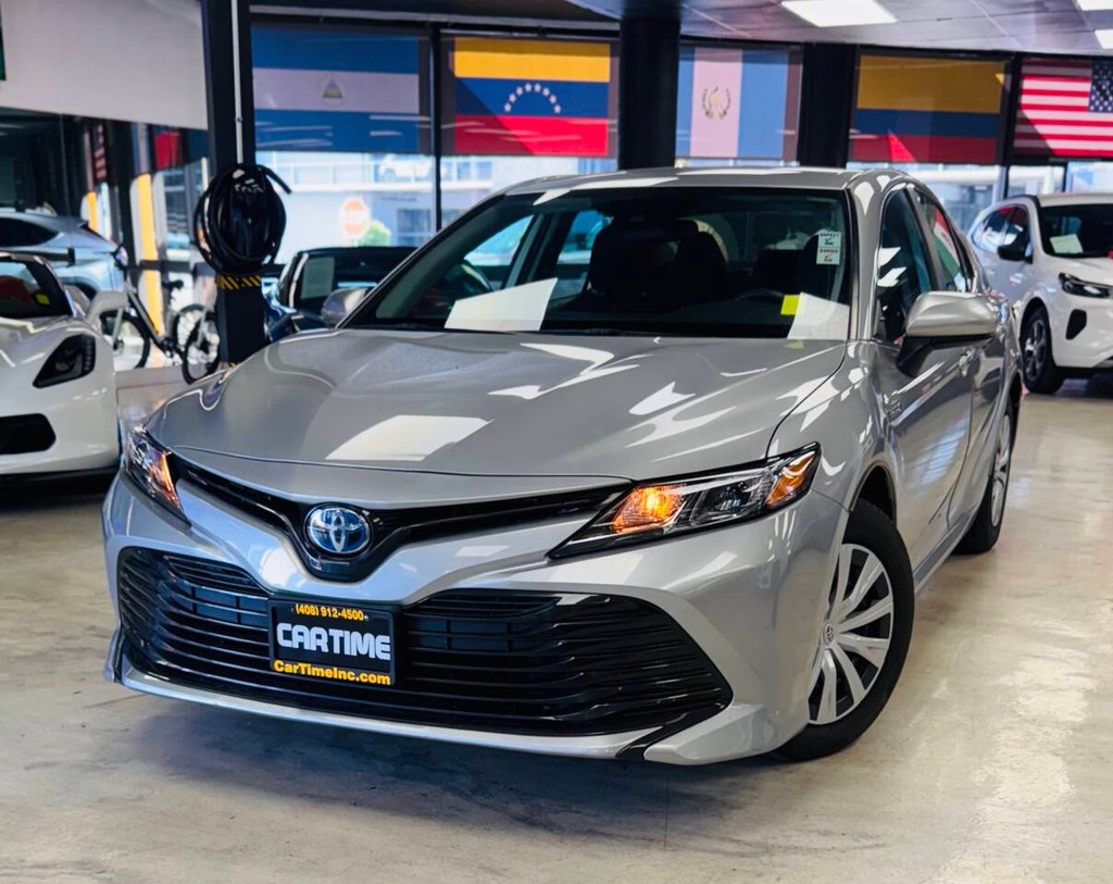 Toyota Camry Hybrid Vehicle Full-screen Gallery Image 02