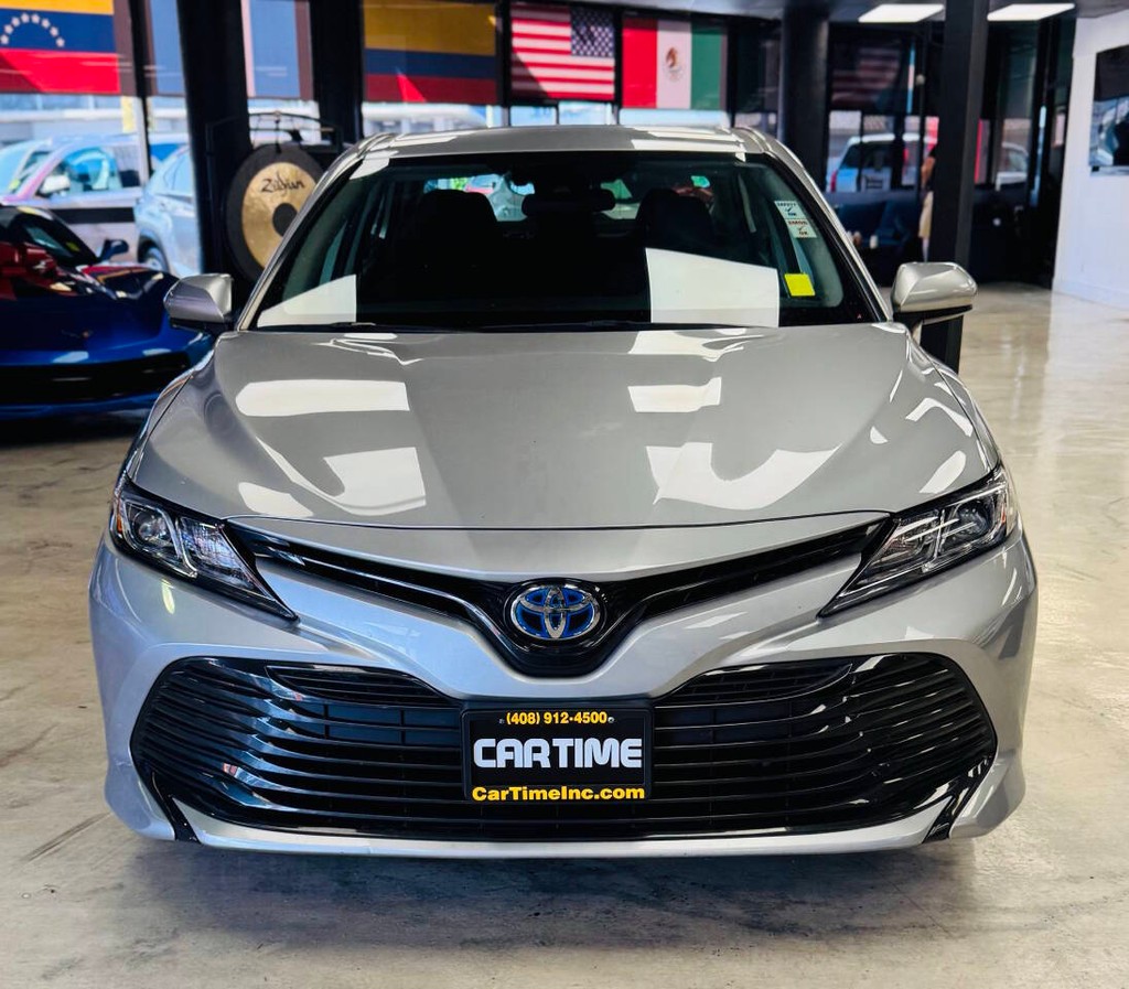 Toyota Camry Hybrid Vehicle Full-screen Gallery Image 03