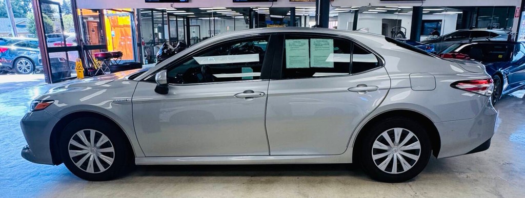 Toyota Camry Hybrid Vehicle Full-screen Gallery Image 04