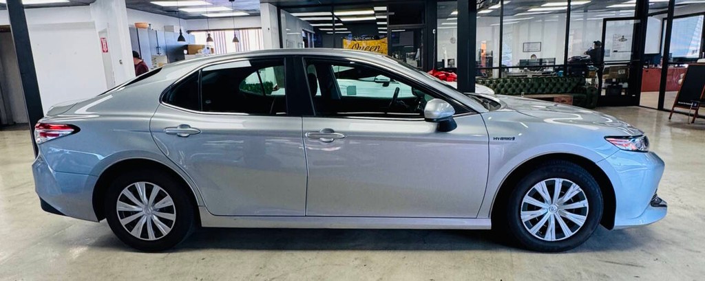 Toyota Camry Hybrid Vehicle Full-screen Gallery Image 05