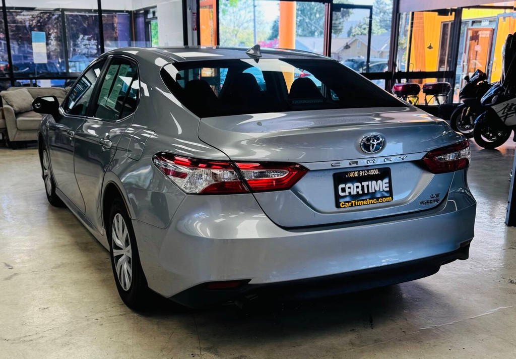 Toyota Camry Hybrid Vehicle Full-screen Gallery Image 06